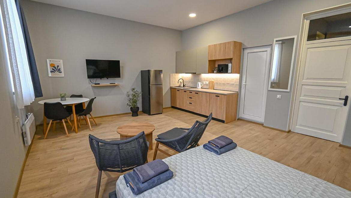 Big Apt.on Liberty Square Apartment *
