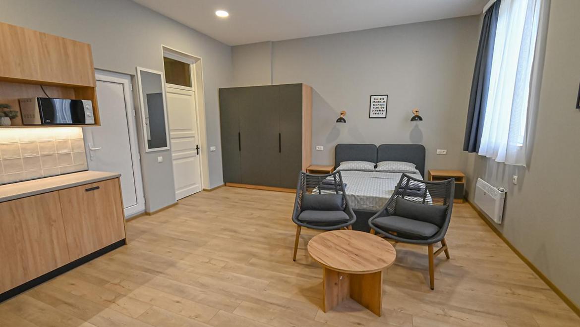 Big Apt.on Liberty Square Apartment *